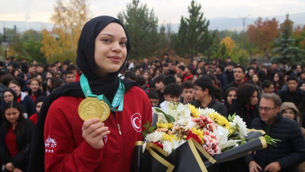 Sivaslı sporcu Afra Kılınç Dünya Şampiyonu Oldu