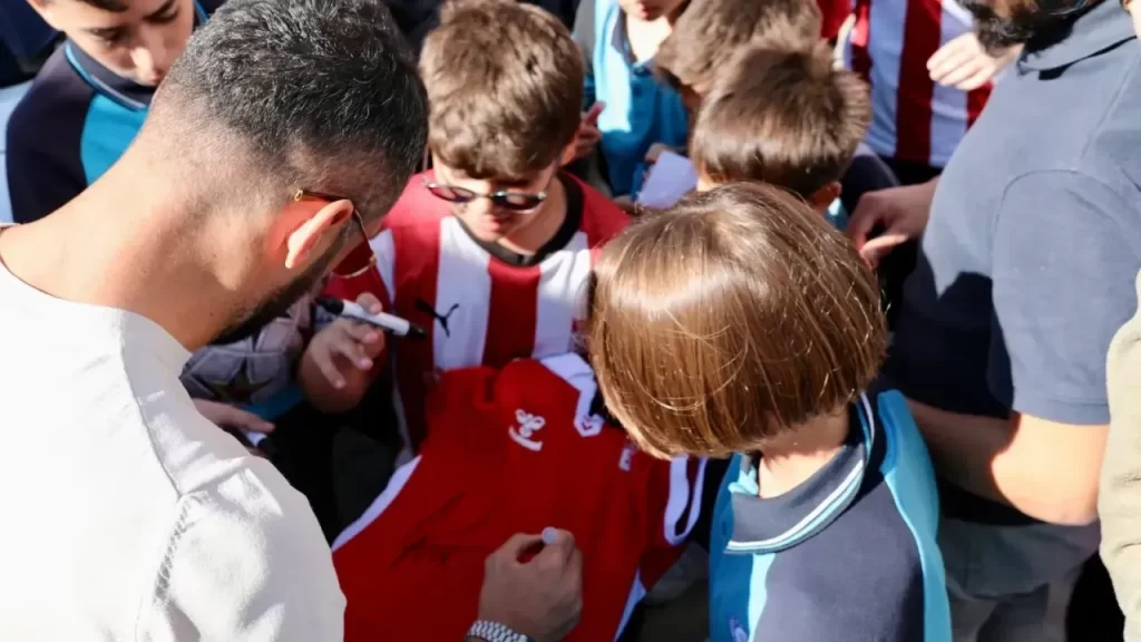 Sivasspor Futbolcuları ve Teknik Heyeti Okul Sergisini Ziyaret Etti