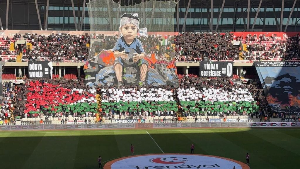 Sivasspor Gazze için sahada anlamlı mesajlar verdi