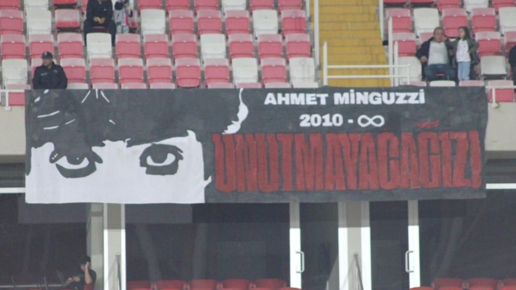 Sivasspor – Hatayspor maçında anlamlı pankart ve farkındalık mesajları