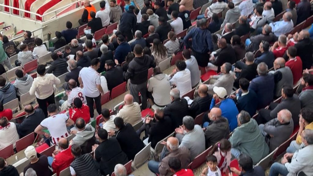 Sivasspor-Serik Spor maçında taraftarlardan Yönetim istifa tepkisi