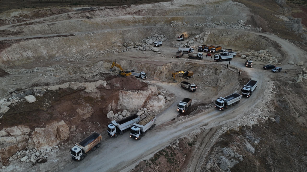 Sivas’ta 370 bin ton dolgu malzemesi sevkıyatı devam ediyor