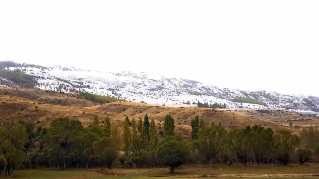 Sivas’ta aniden gelen kar yağışı çiftçiyi ve doğa tutkunlarını şaşırttı