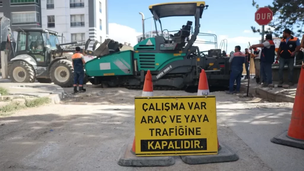 Sivas’ta Birlik Caddesi’nde Asfalt Seferberliği