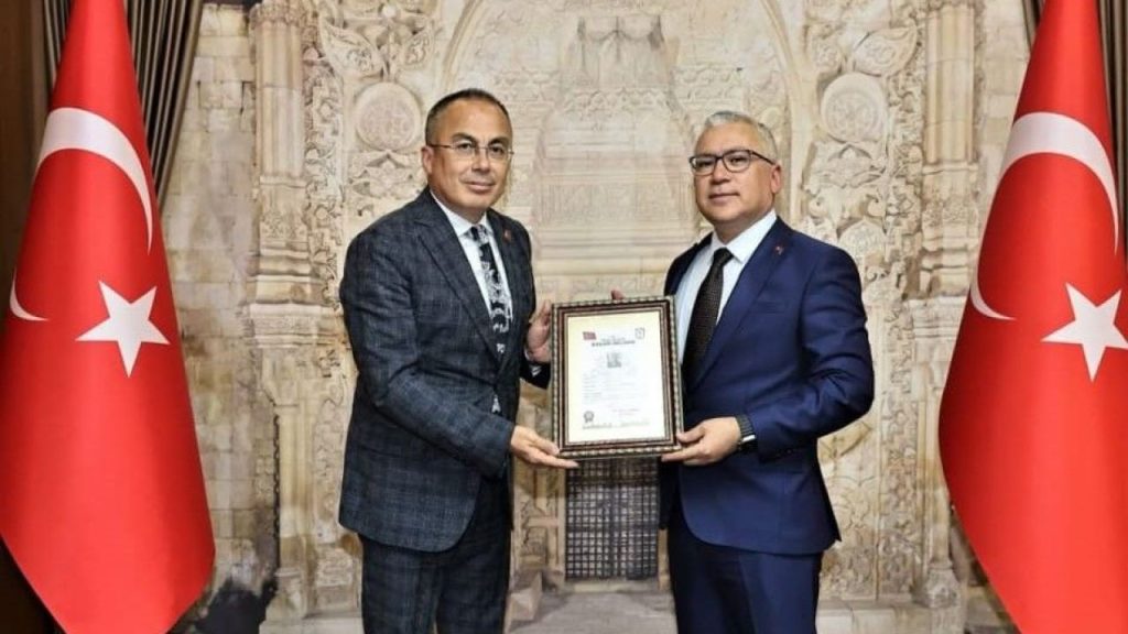 Sivas’ta Gençlik ve Spor Müdürü Şahin Ertem’e Başarı Belgesi