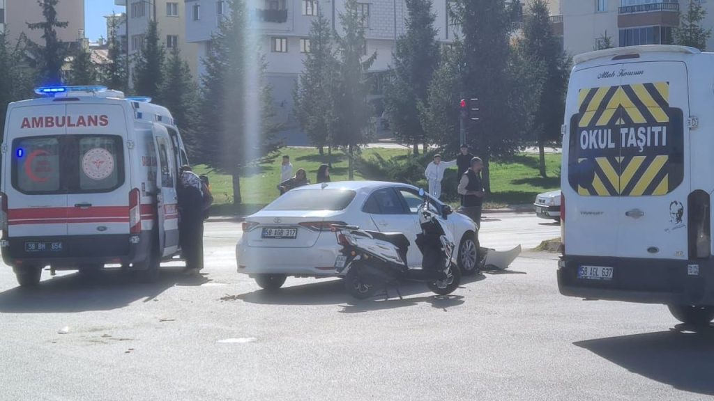 Sivas’ta Kılavuz Kavşakta Sık Sık Kazalar Yaşanıyor