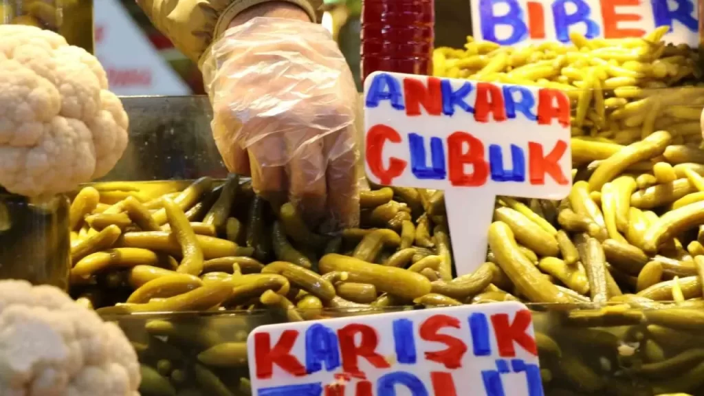 Sivas’ta Mevsime Özgü Turşular Yoğun İlgi Görüyor