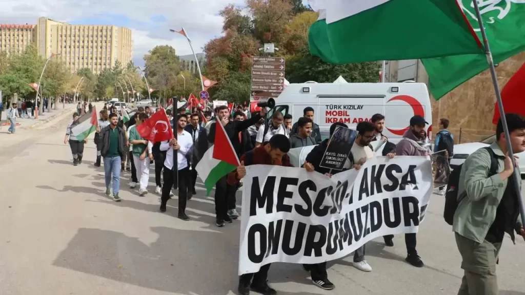 Sivas’ta Öğrenciler Gazze Saldırıları İçin Yürüyüş Yaptı