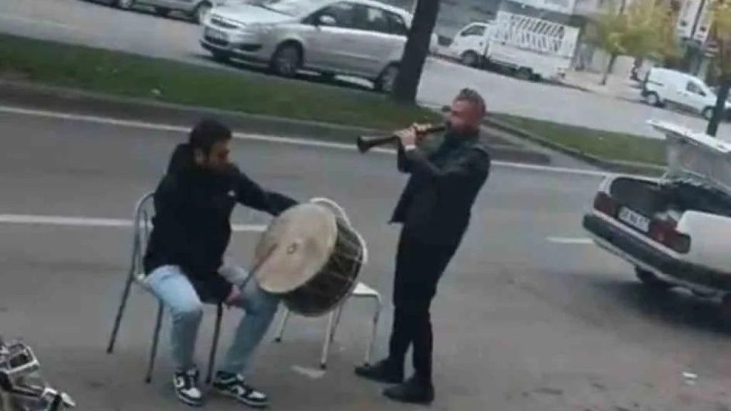 Sivas’ta Okey Zaferi Sonrası Kutlama Renkli Görüntüler Yansıdı