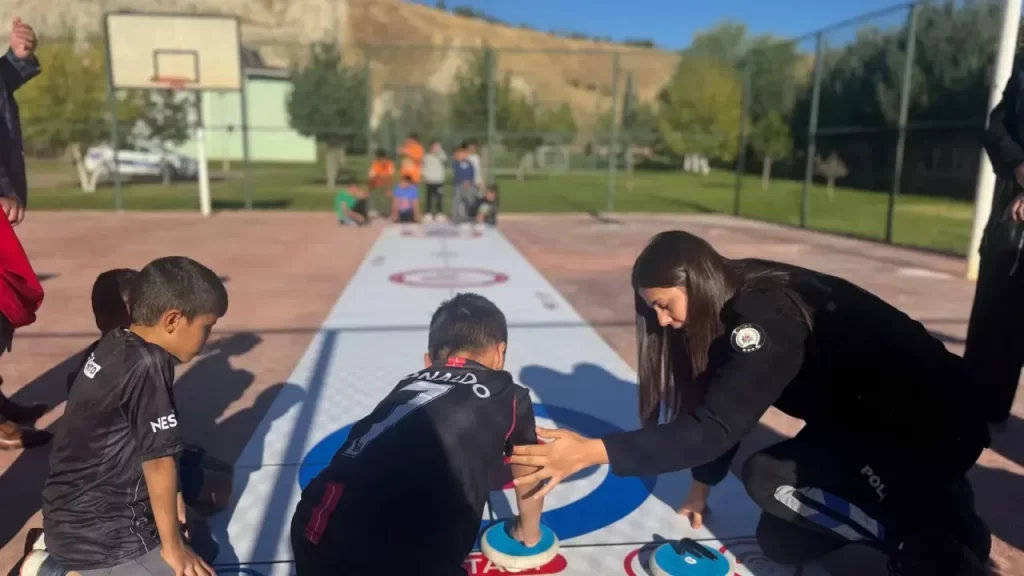 Sivas’ta Polisler ve Çocuklar Arasında Körling Etkinliği