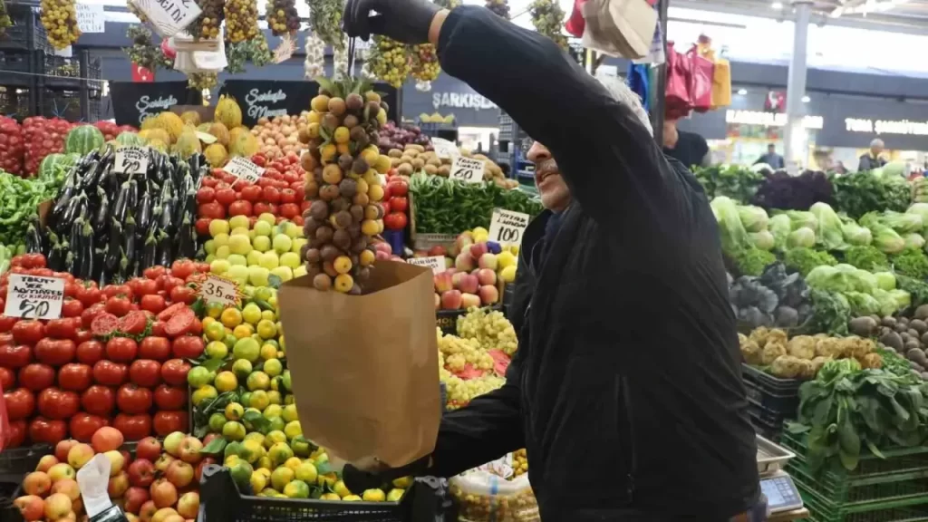 Üvez Meyvesi Bu Yıl Kilosu 300 Lira, Sağlık Faydalı Yüksek Rakımda Toplanıyor