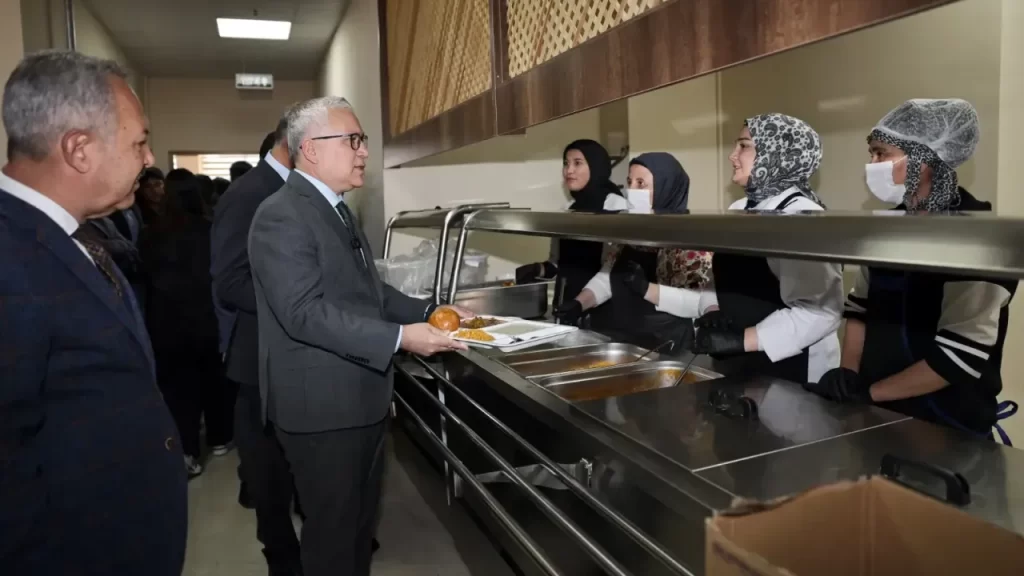 Vali Şimşek, Öğrencilerle Birlikte Öğle Yemeği Yedi