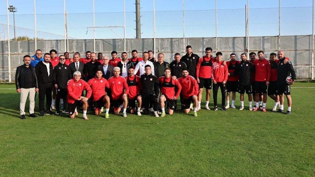 Vali Şimşek, Sivasspor Tesisleri’nde Futbolcularla Buluştu