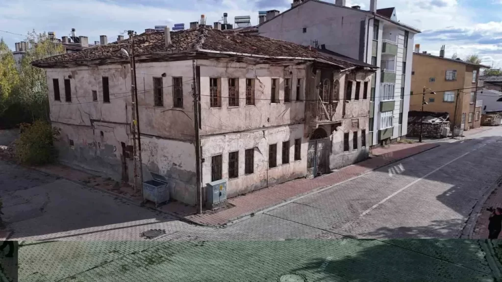 Zara’da 1800’lü Yıllardan Kalma Tarihi Konaklar Restorasyon Bekliyor