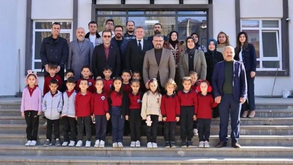 AK Parti Sivas İl Başkanı ve teşkilat okul ziyareti gerçekleştirdi