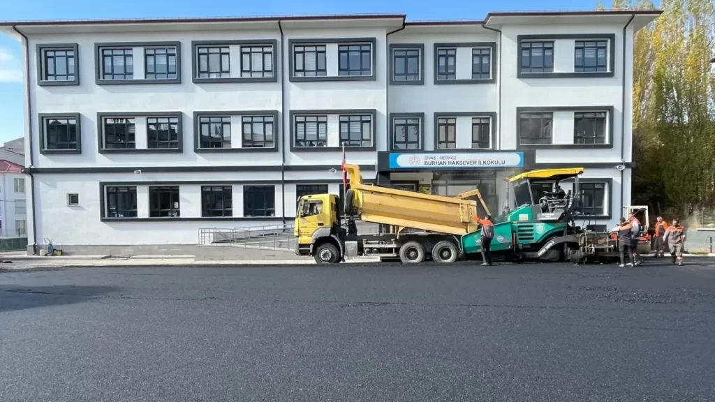 Burhan Haksever İlkokulu’nda bahçe zemini yenilendi