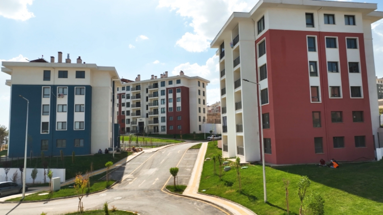 Deprem bölgesinde yeni konut teslimatları hız kesmeden devam ediyor