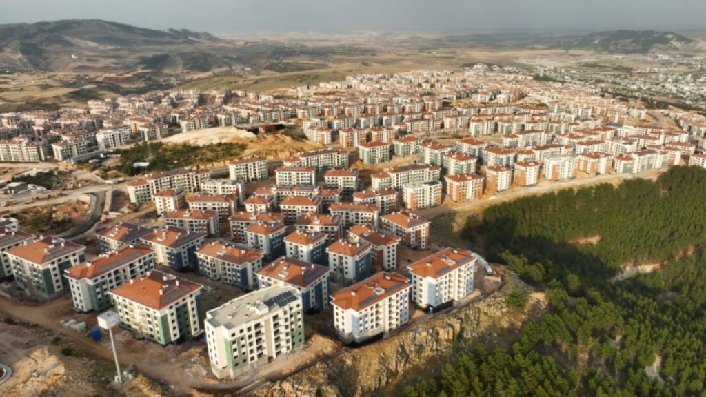 Deprem bölgesinde yeni konut teslimatları hız kesmeden devam ediyor