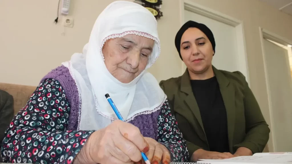 Emine Genç, 3 Ayda Okuma-Yazma Öğrenerek Hayatını Değiştirdi