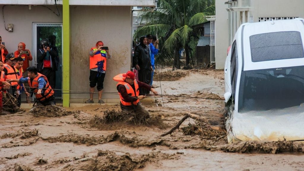 Endonezya’da son sel felaketinde ölü ve yaralı sayısı artıyor