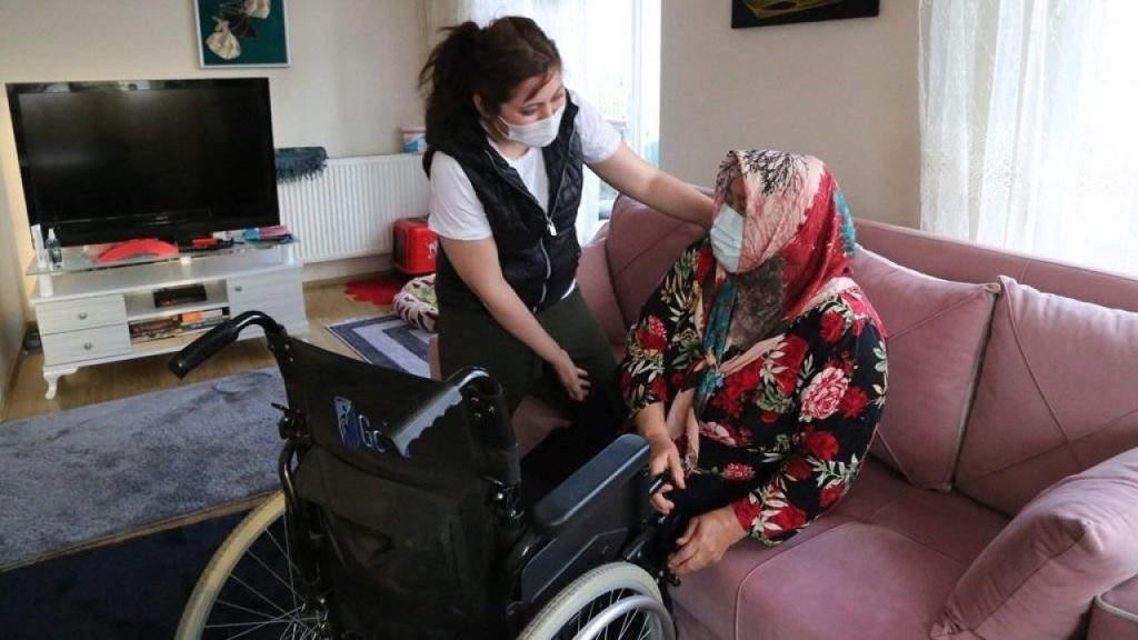 Evde Bakım Yardımı ile engelli ailelerin yükü hafifliyor