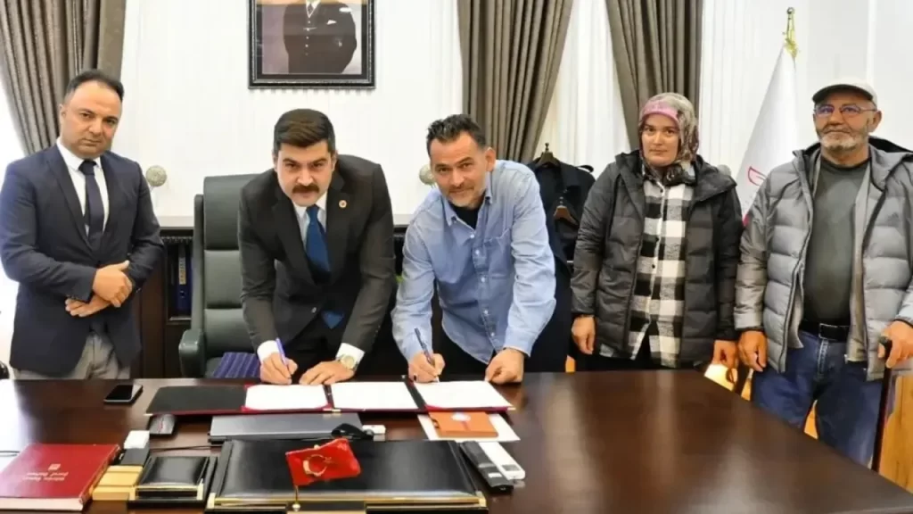 Gürün’de Hayırseverler, Öğrencilere Burs İçin Daire Bağışında Bulundu