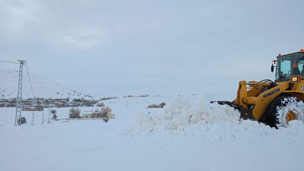 Hafik’te Yoğun Kar Yağışı Ulaşımda Aksamaya Yol Açtı