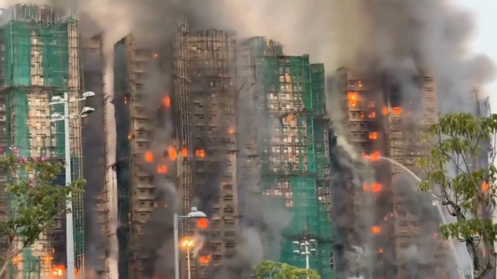 Hong Kong’da Gökdelende Yangın: 13 Ölü ve Çok Sayıda Yaralı