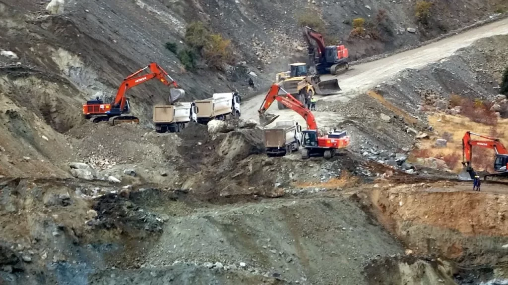 İlçedeki Demir Madeni Ocağında Göçük: 8 Günlük Kurtarma Çalışmaları Sürüyor