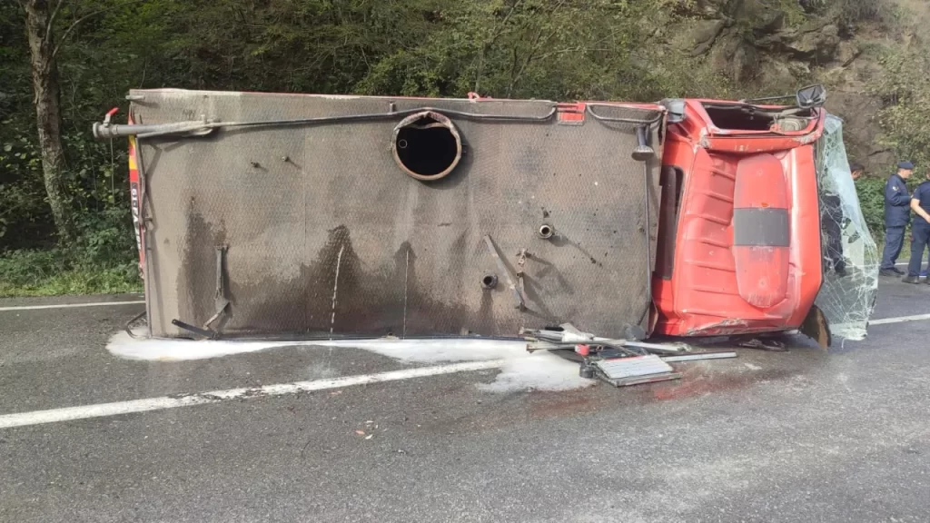 İtfaiye Aracı Kazası: 2 Yaralı İtfaiyeci Hastaneye Kaldırıldı