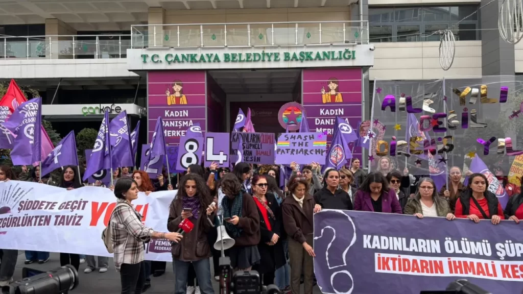 Kadınlara Yönelik Şiddete Karşı Sloganlı Eylem ve Yürüyüş
