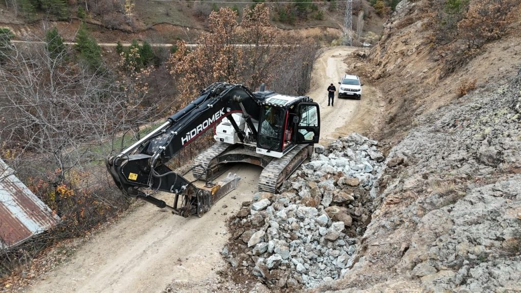 Koyulhisar Güzelyurt Köyü Yol Onarım Çalışmaları Devam Ediyor