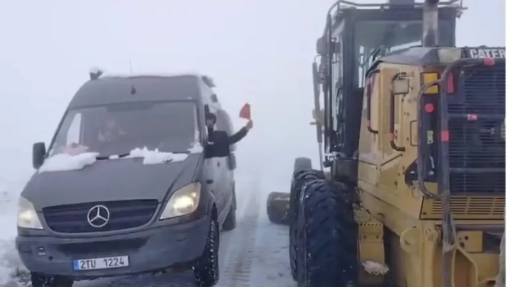 Nemrut Dağı’nda mahsur kalan 4 turist kurtarıldı