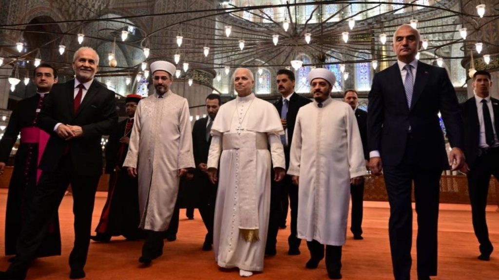 Papa 14. Leo, Sultanahmet Camii’ni ziyareti sırasında tarihi detaylara İlgi gösterdi