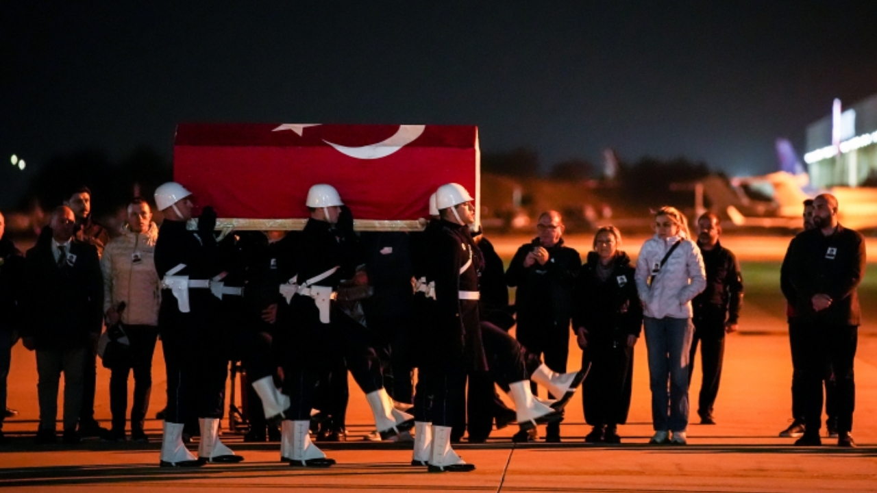 İstanbul'da Şehidin Naaşı Uçakla Geldi