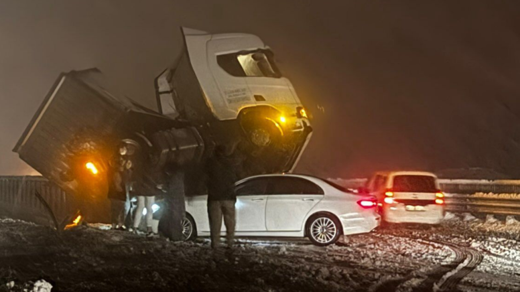 Sivas-Malatya kara yolunda yoğun kar, kazalar ve ulaşım kapatıldı