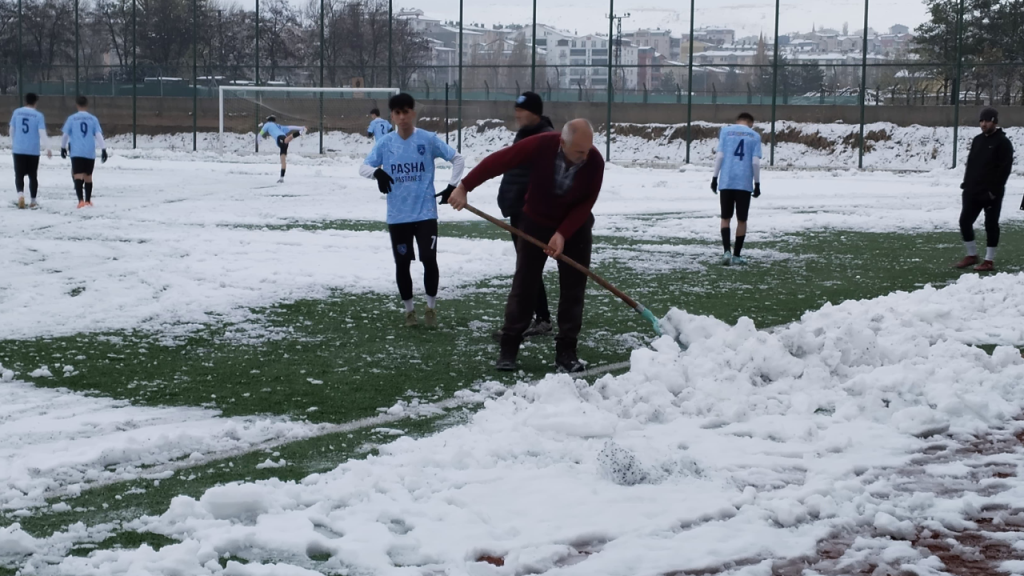 Sivas U16 Play-Off İlk Maçında Zorlu Kar Karşılaşması