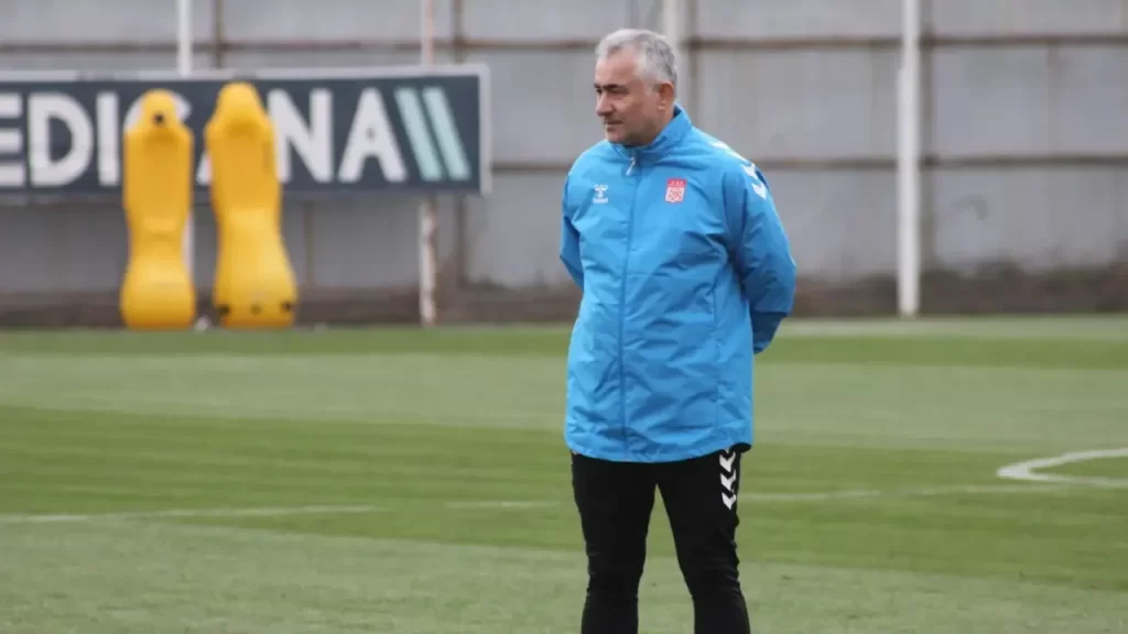 Sivasspor Teknik Direktörü Altıparmak’tan Ümraniyespor ve Manisa Maçı Açıklamaları