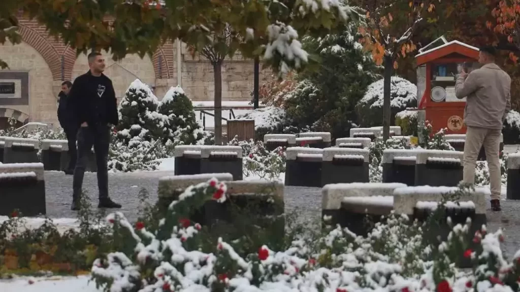 Sivas’ta kar yağışı sonrası beyaz manzara renkli kareler oluşturdu