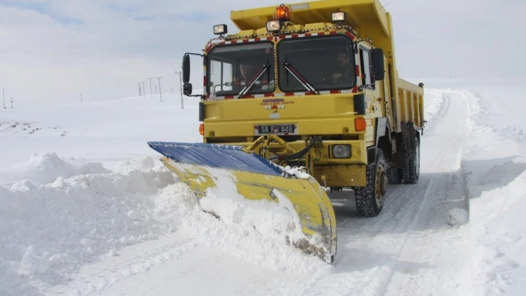 Sivas’ta kar yağışı sonrası ulaşıma kapalı köy yolu sayısı 134’e yükseldi