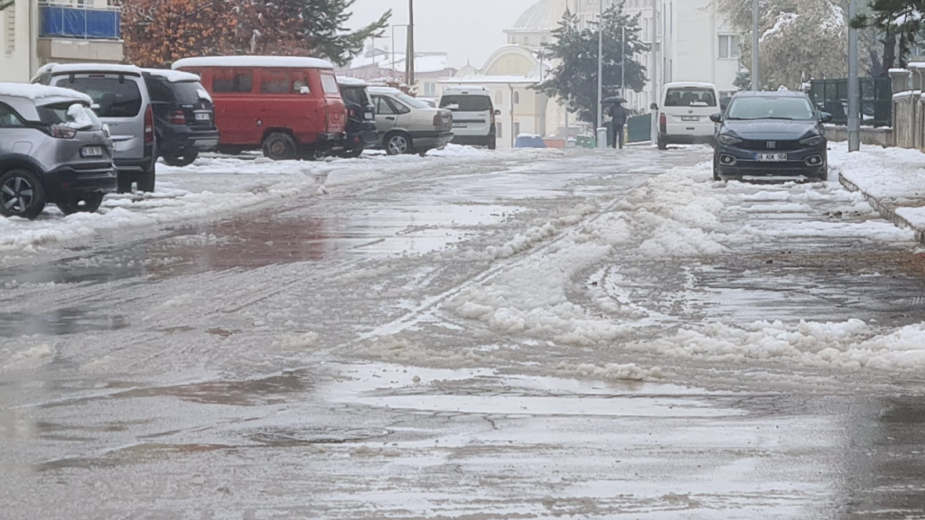 Sivas’ta karla karışık yağmur yaşamı olumsuz etkiliyor