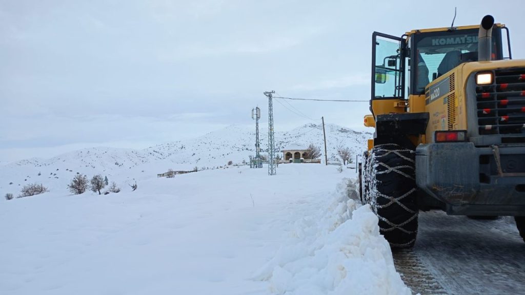 Sivas’ta karla mücadele çalışmaları devam ediyor