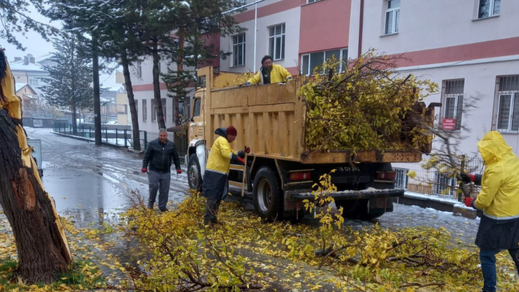 Sivas’ta Karla Mücadele Ekipleri Aralıksız Çalışıyor