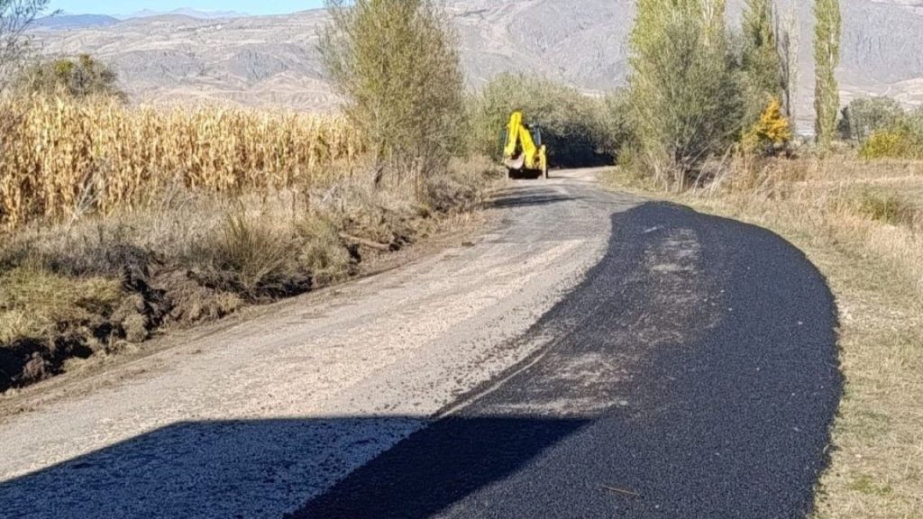 Sivas’ta kırsal yollar asfalt çalışmasıyla yenilendi