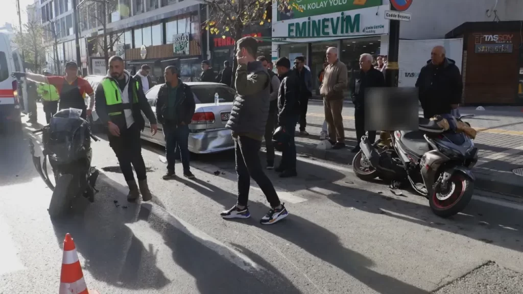 Sivas’ta refüj ihlali kazası: 2 motosiklet sürücüsü yaralandı