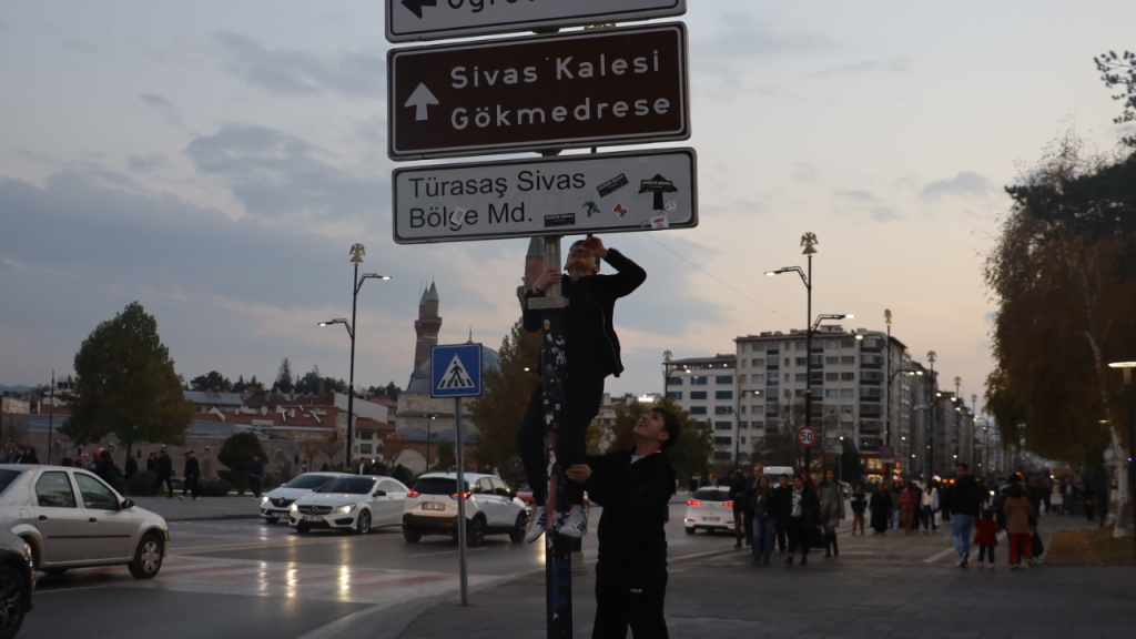 Sivas’ta tabelaya asılarak fotoğraf çektirme akımı yayılıyor