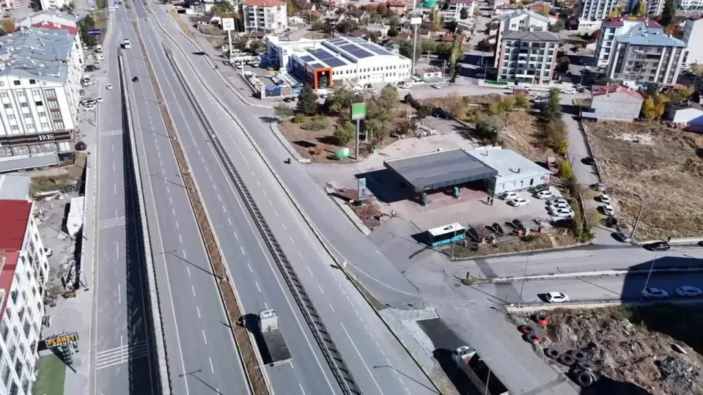 Sivas’ta Trafik Sorunu Viyadükle Çözülmüş olsa da Yollar Kapatıldı