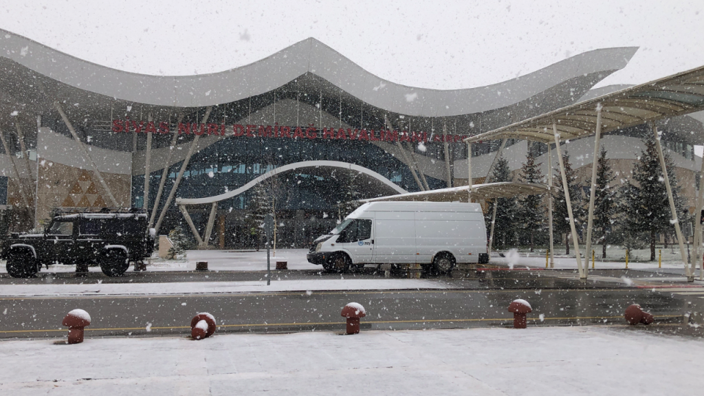 Sivas’ta yoğun kar yağışı hava trafiğini aksattı