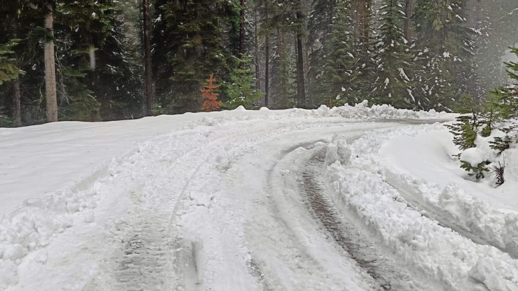 Sivas’ta yoğun kar yağışı kırsalda elektrikleri vurdu