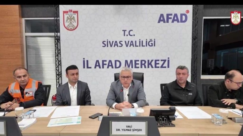 Sivas’ta yoğun kar yağışı sonrası kapanan yollar açıldı